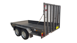 Tandem box trailer with ramp